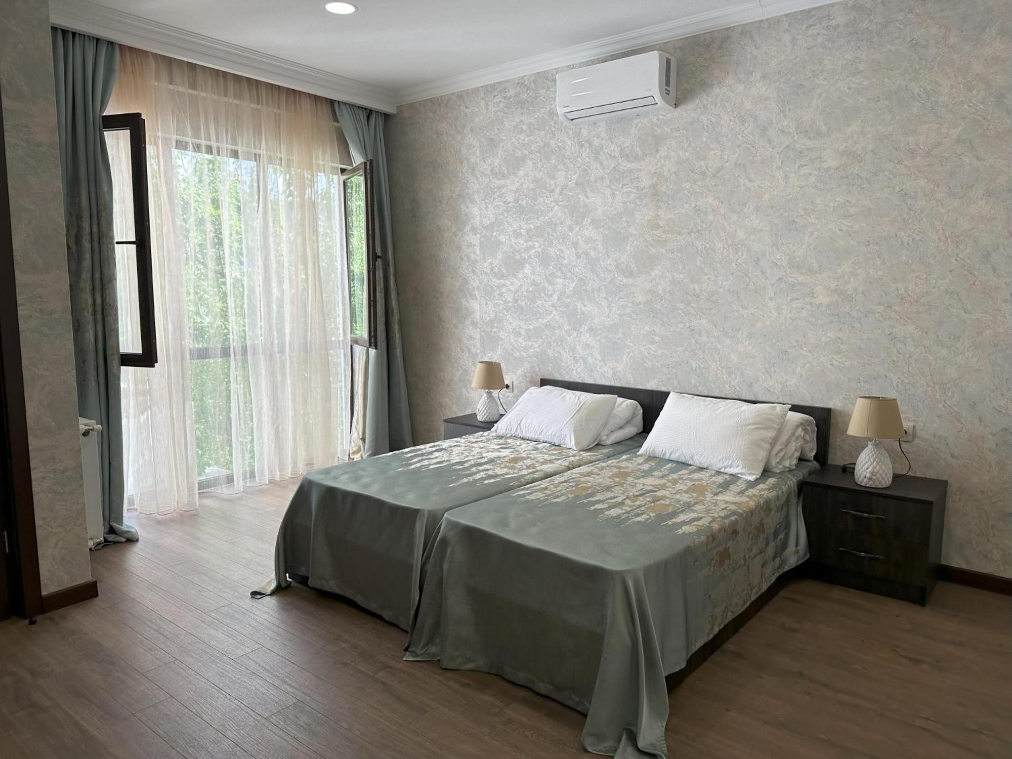 Three Palms Guest House Tbilisi Exterior photo